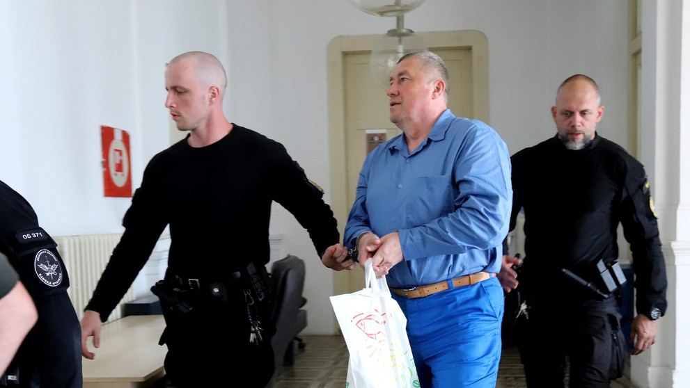 Bývalý špeciálny prokurátor Dušan Kováčik prichádza na súd.