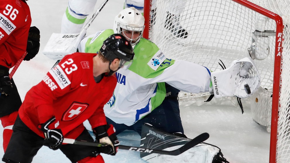 Švajčiar Simon Bodenmann strieľa gól brankárovi Slovinska Gašperovi Krošeljovi.