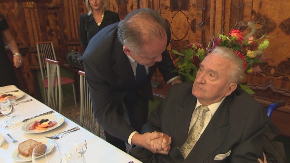 Prezident Andrej Kiska gratuluje Michalovi Kováčovi k narodeninám
