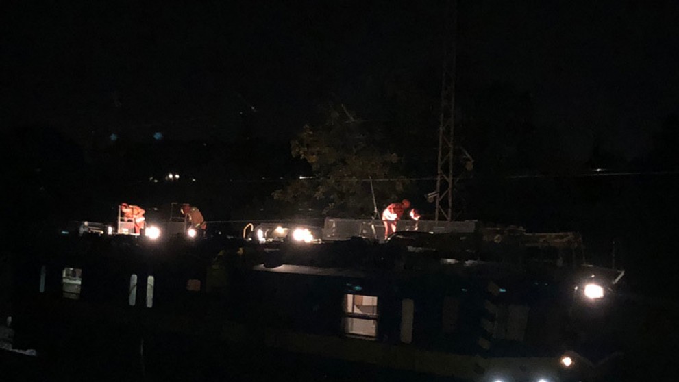 Oprava pretrhnutého trakčného vedenia.