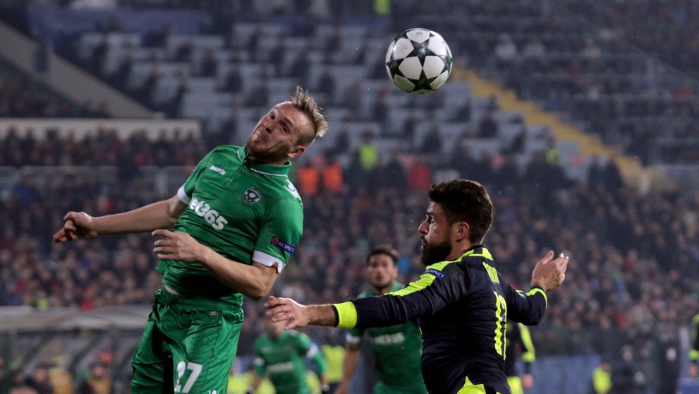 Cosmin Monti (Ludogorec) v súboji o loptu s Olivierom Giroudom (Arsenal).