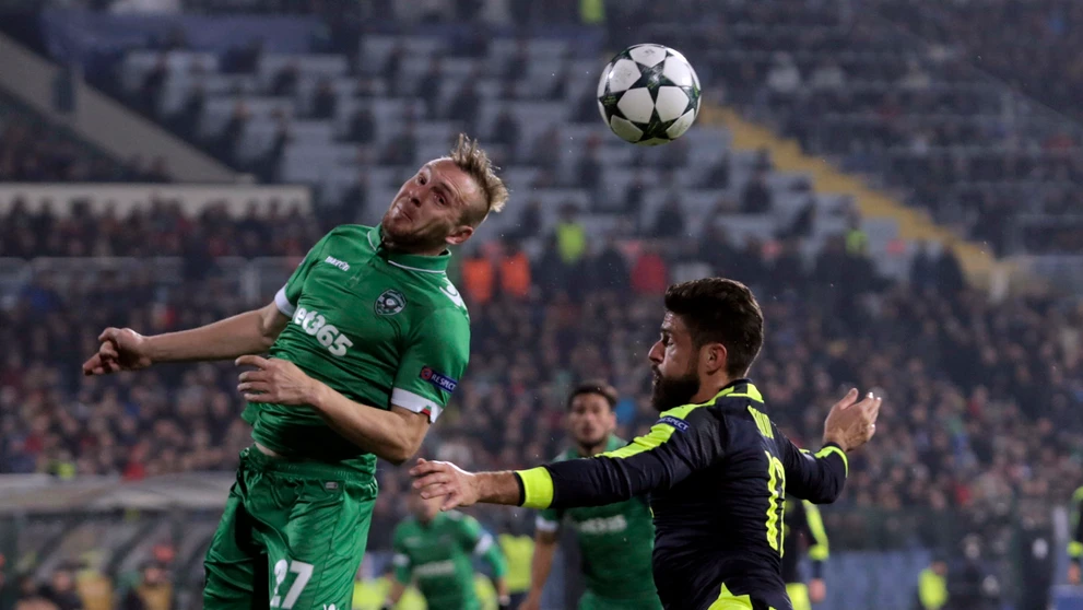 Cosmin Monti (Ludogorec) v súboji o loptu s Olivierom Giroudom (Arsenal).