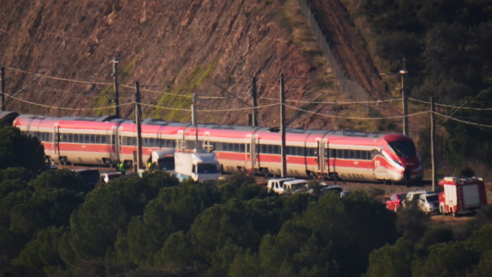 Vlak spoločnosti Iryo na mieste nehody po zrážke v blízkosti Adamuzu.