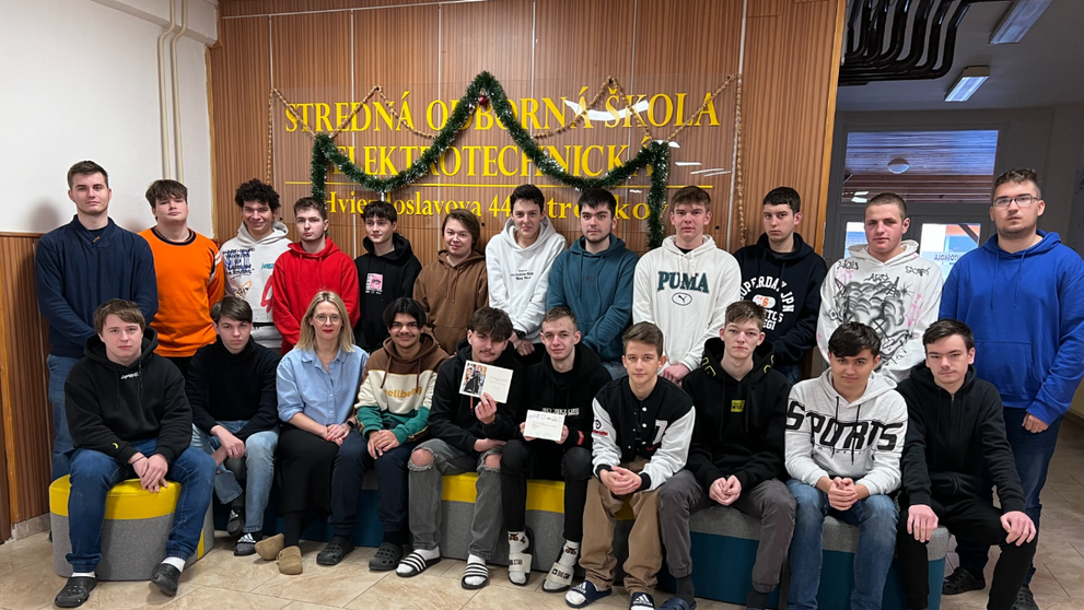 Študenti Strednej odbornej školy elektrotechnickej, ktorí napísali list britskému panovníkovi.