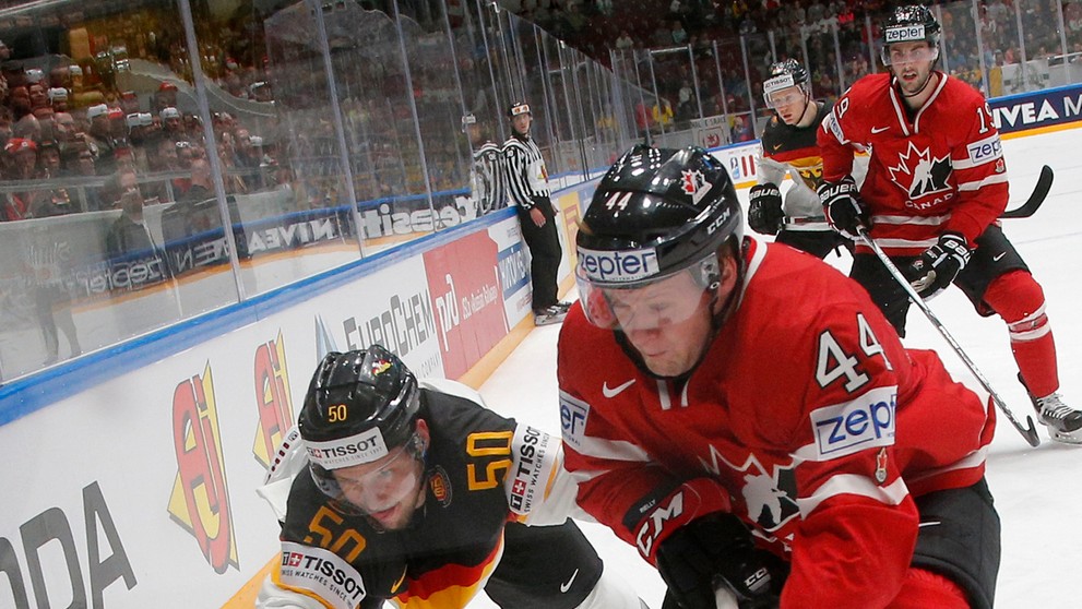 Hráč Kanady Morgan Rilles (vpravo) a hráč Nemecka Patrick Hager (vľavo) v súboji o puk v zápase B-skupiny MS v Rusku.