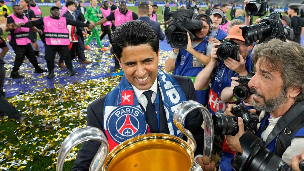 Prezident Paríža St. Germain Násir Al-Chelajfí pózuje s trofejou.