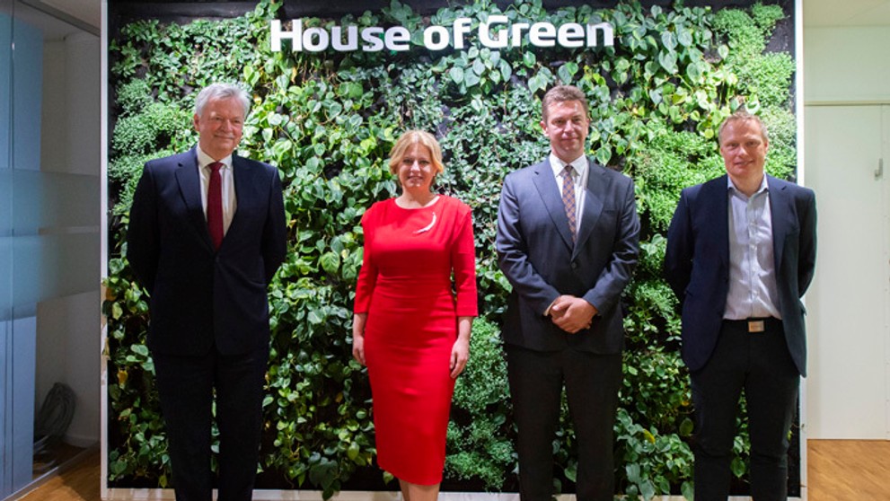 Výkonný riaditeľ State of Green Finn Mortensen, prezidentka Zuzana Čaputová a minister dopravy Andrej Doležal počas návštevy síd