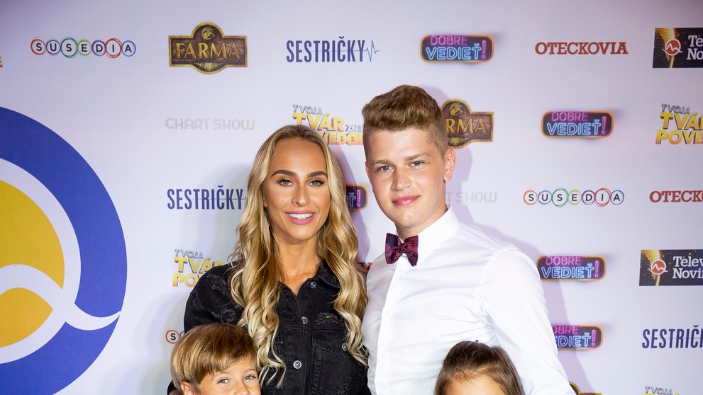 Lucia Mokráňová a herci zo seriálu Oteckovia