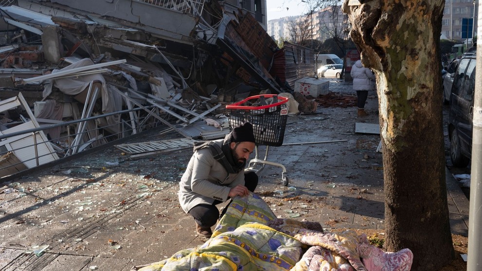 Telá ležia zabalené na uliciach miest