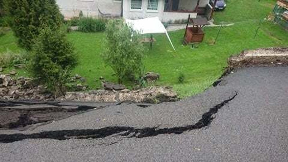 Žena so zdeformovaným čelom varuje ľudí: Nevykladajte si počas jazdy nohy!