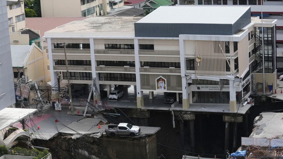 Na ceste v centre Bangkoku vznikla obrovská prepadlina.