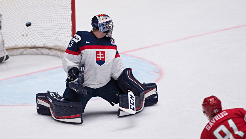 Anton Gavrus prekonáva Júliusa Hudáčka v zápase Slovensko - Bielorusko.