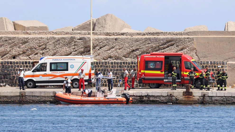Záchranné a pátracie práce po potopení jachty