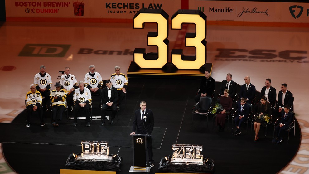 Ceremoniál vyvesenia dresu Zdena Cháru v Bostone.