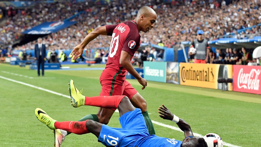 Drsný súboj Francúza Bacaryho Sagnu (na zemi) a Portugalčana Joa Mária vo finále ME.