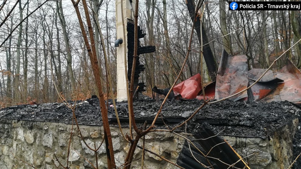 Zhorenisko po požiari neobývanej rekreačnej chatky v Smoleniciach.