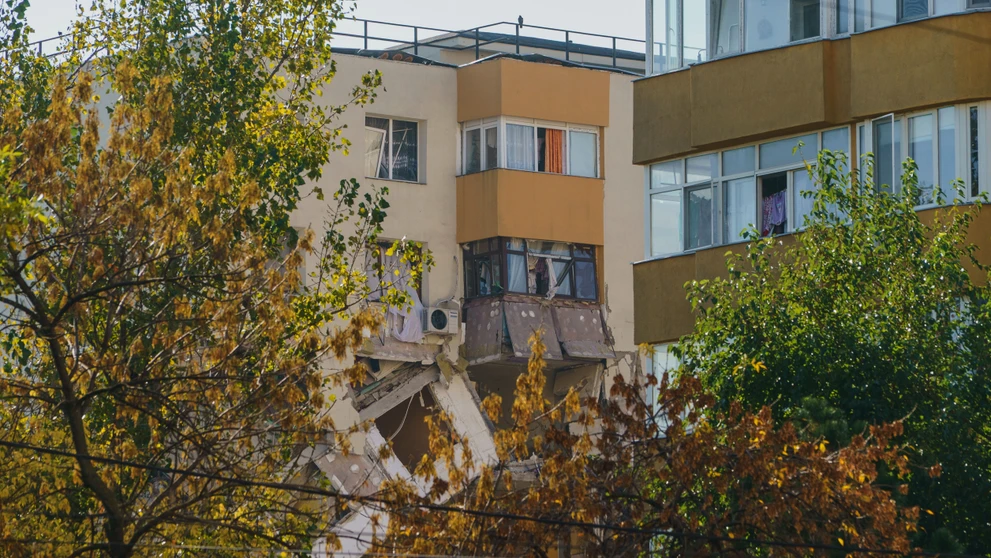 Bytovka v Bukurešti po výbuchu.