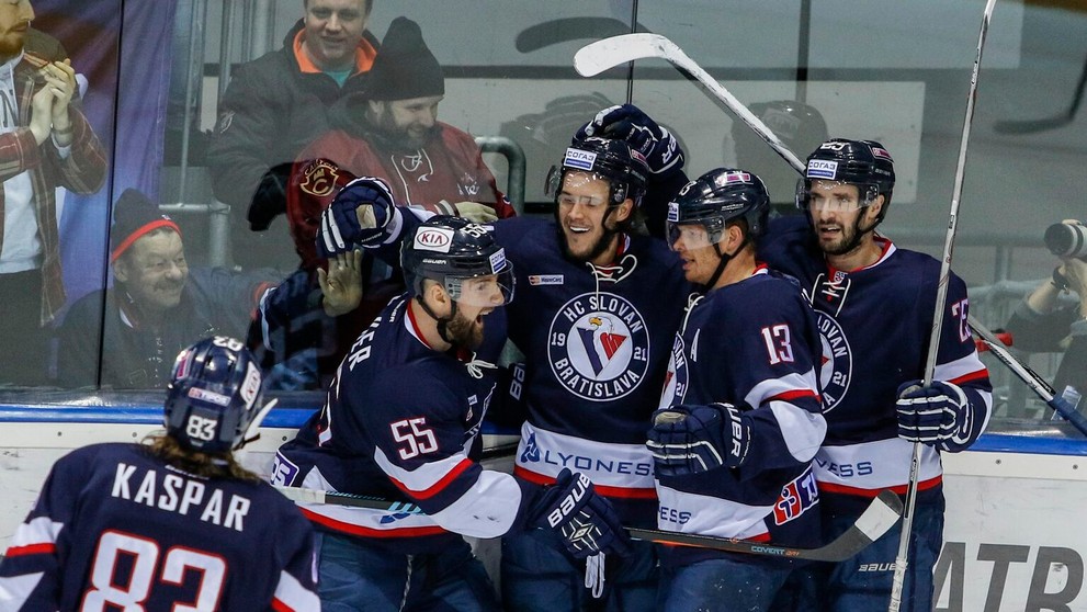 Zľava Lukáš Kašpar, Cam Barker, Tomáš Kundrátek, Václav Nedorost a Marek Viedenský sa tešia po góle do bránky Medveščaku.
