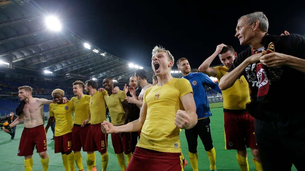 Hráči pražskej Sparty oslavujú výhru nad Laziom Rím 3:0 v odvete osemfinále EL UEFA.