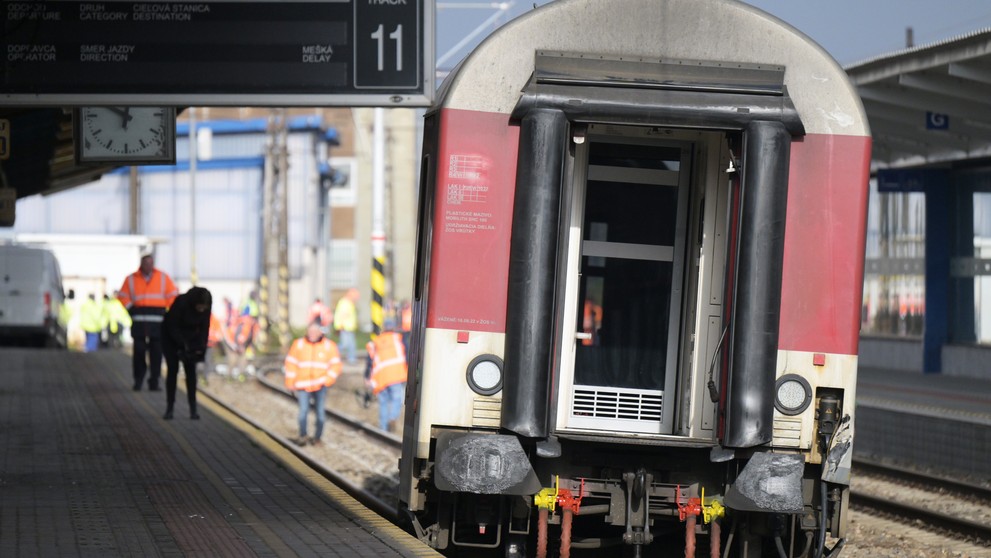 Na železničnej stanici v Košiciach sa vykoľajil vozeň vlaku
