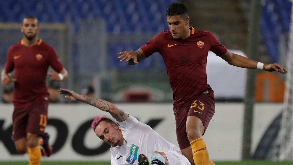 Emersona Palmieriho z AS Rím (vpravo) sa v dueli EL snaží zastaviť Martin Zeman z Viktorie Plzeň.