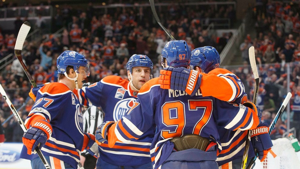 Radosť hráčov Edmontonu po strelení gólu proti Arizone, zľava: Oscar Klefbom, Milan Lucic, kapitán Connor McDavid a Leon Draisai