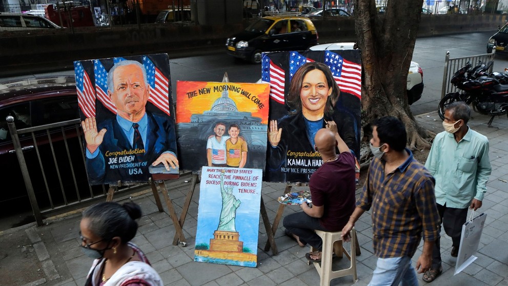 Generál Russel Honoré na archívnej snímke z roku 2005 koordinuje záchranné práce v New Orleans po hurikáne Katrina.