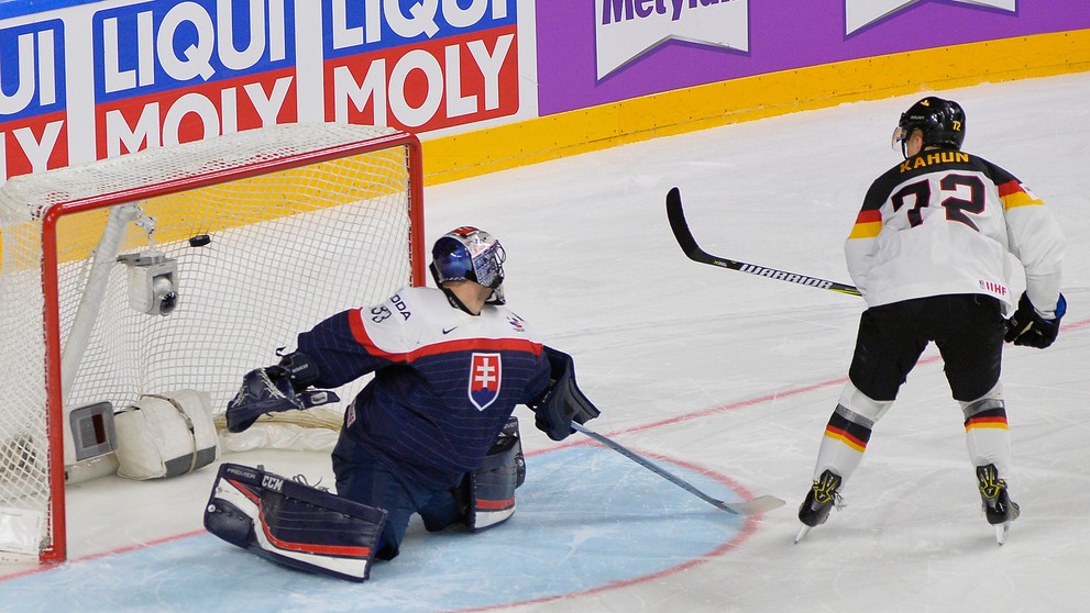 Dominik Kahun z Nemecka premieňa rozhodujúci nájazd v dueli MS 2017 proti Slovensku.