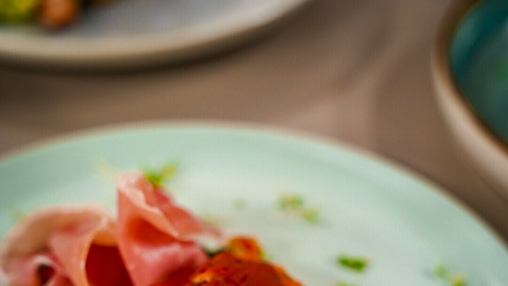 Plnený kelový list zapekaný v lúpaných paradajkách