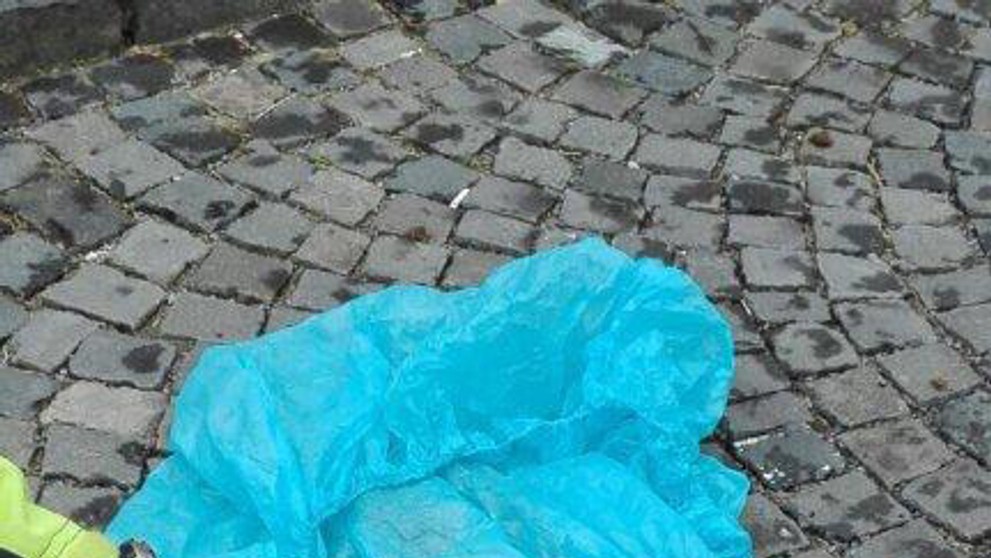 Ručný granát, ktorý našla v igelitke polícia po prepade banky v Kremnici.