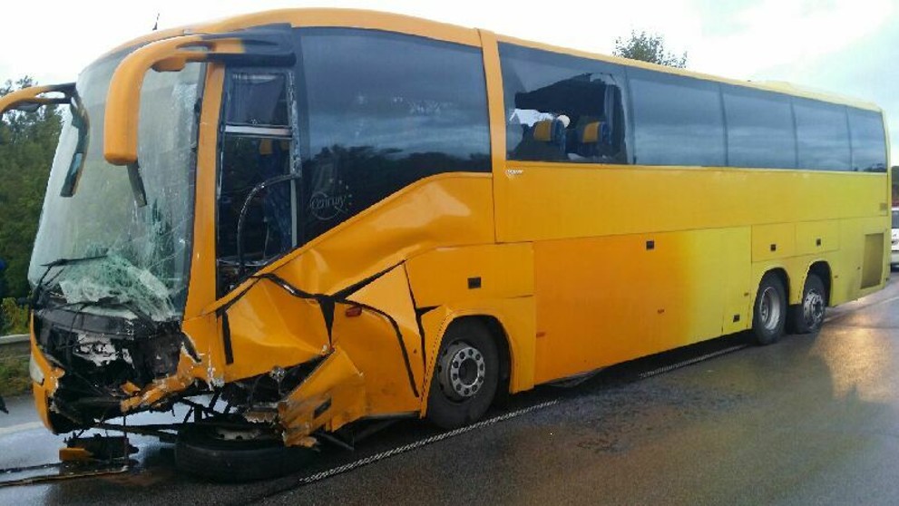 Pod týmto autobusom zahynuli dve deti a dvaja dospelí.
