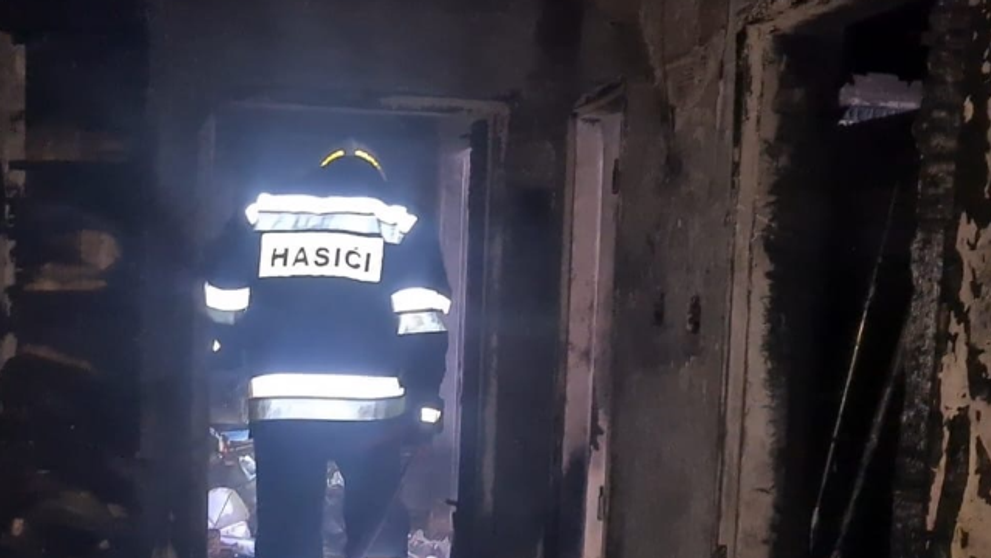 Zhorený byt, ktorý zachvátil požiar. 