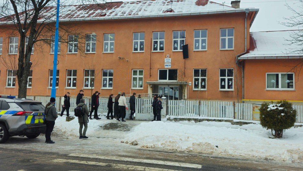 Študenti pred školou zapaľujú sviečky