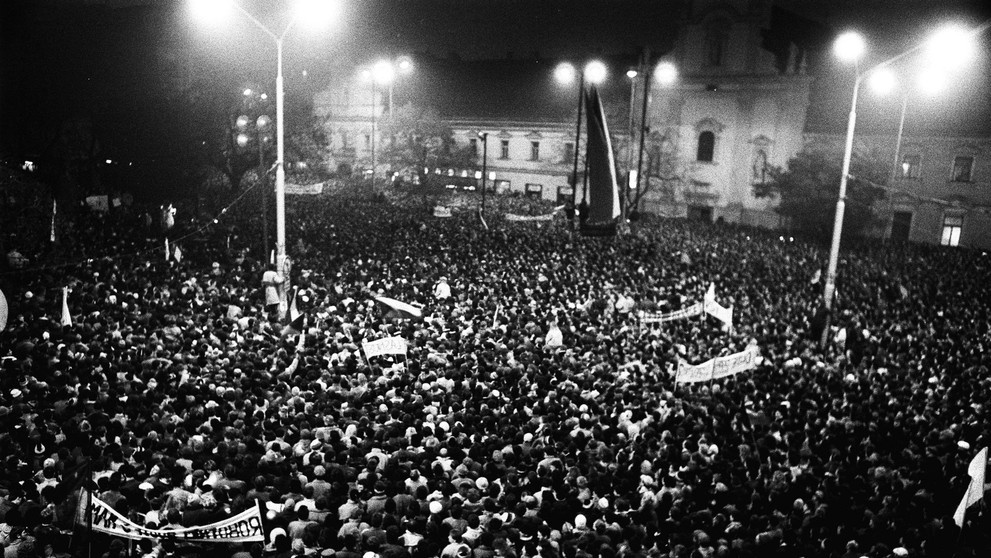 V uliciach hlavného mesta hliadkuje armáda.jpg