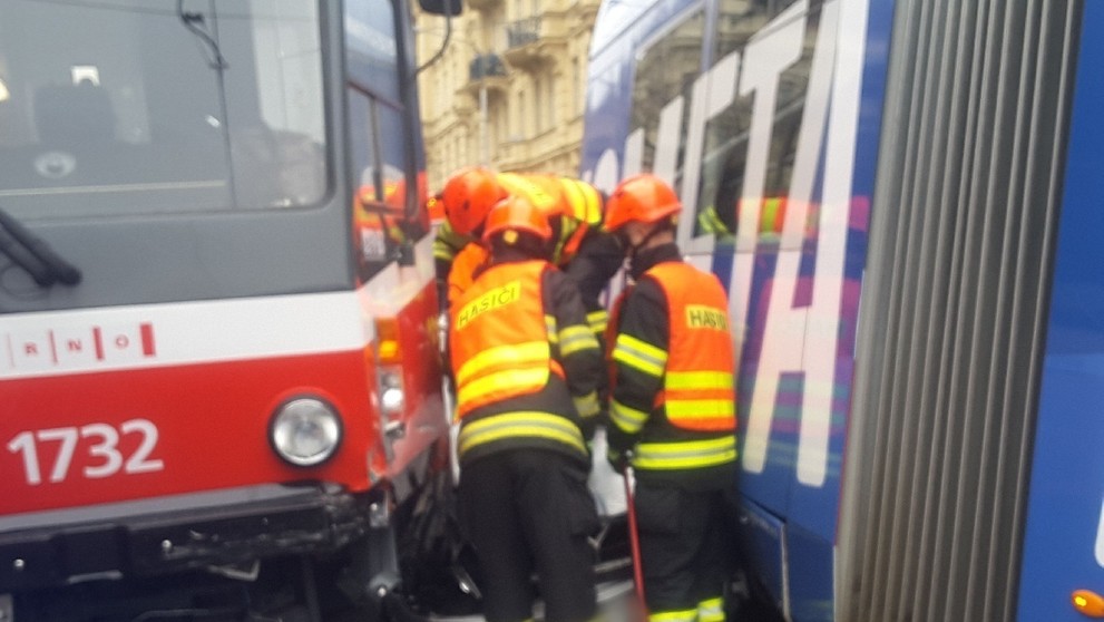 Osobné auto sa zakliesnilo medzi dve električky.