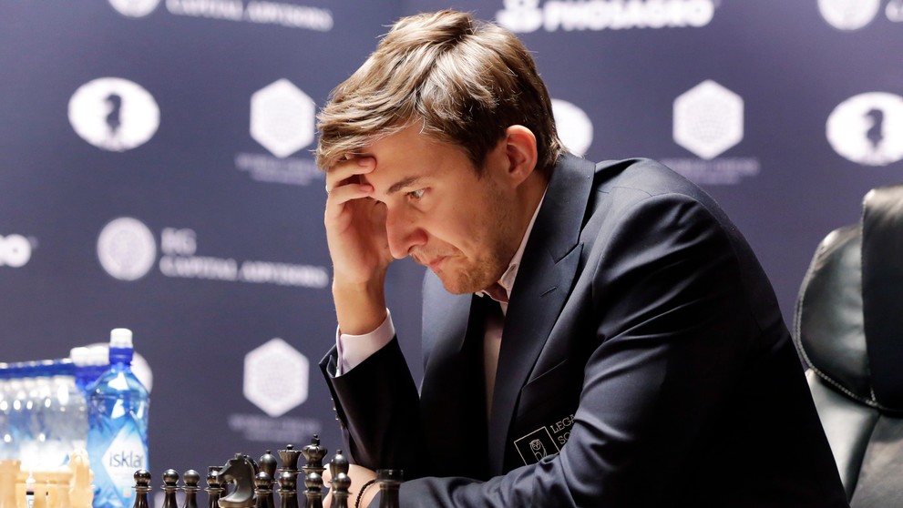 Nór Magnus Carlsen premýšľa počas 8. partie zápasu o titul majstra sveta v šachu.