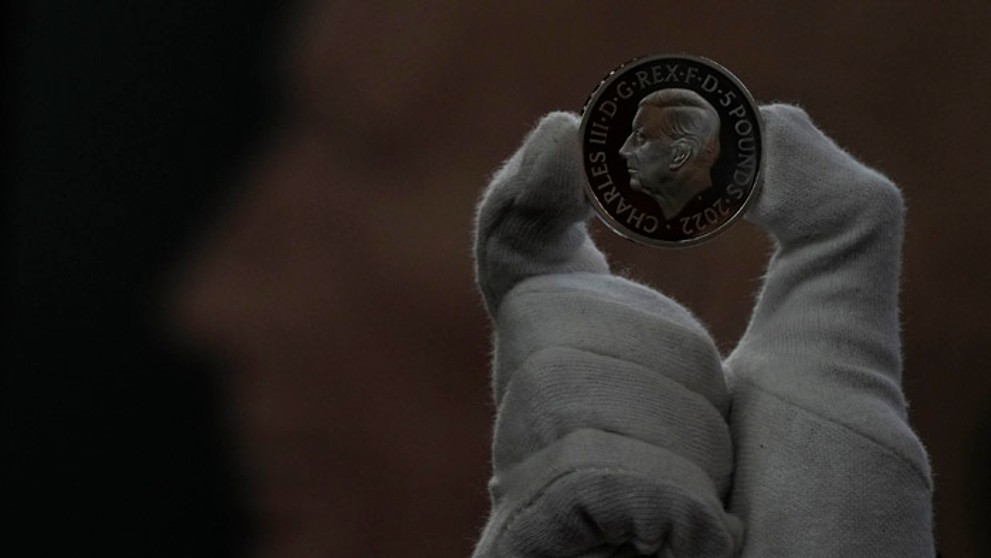 Britská kráľovská mincovňa predstavila prvé mince s motívom kráľa Karola III.