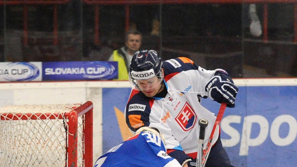 Radoslav Macík a brankár Ruska Vasilij Demčenko v prípravnom zápase.