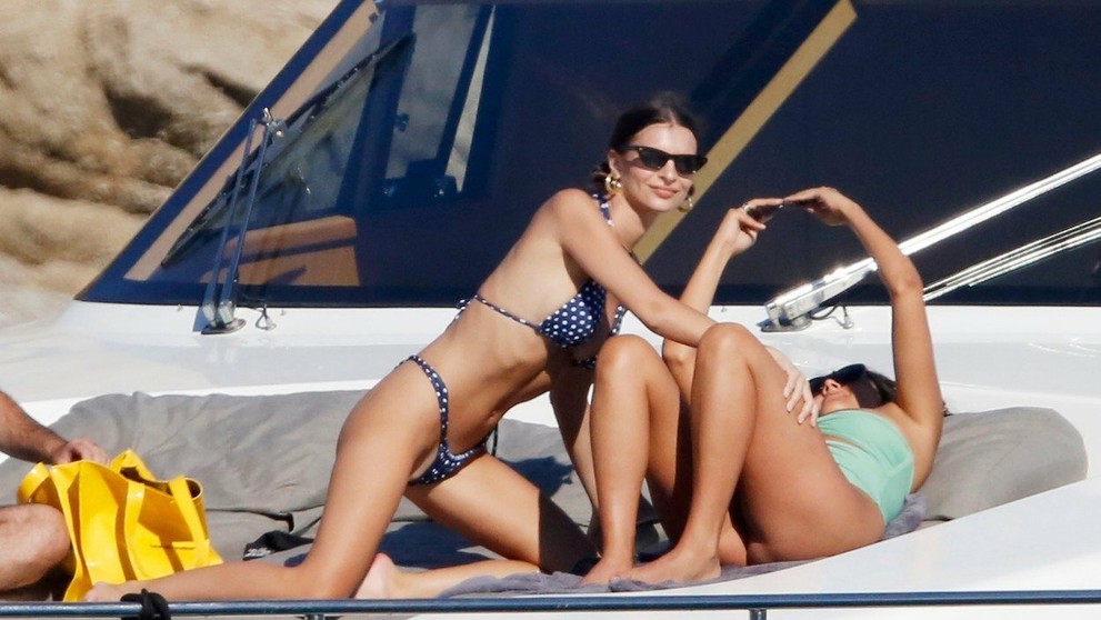 Modelka vystrkovala zadok v bikinách. Veď jej vyliezla polovica intímnych partií