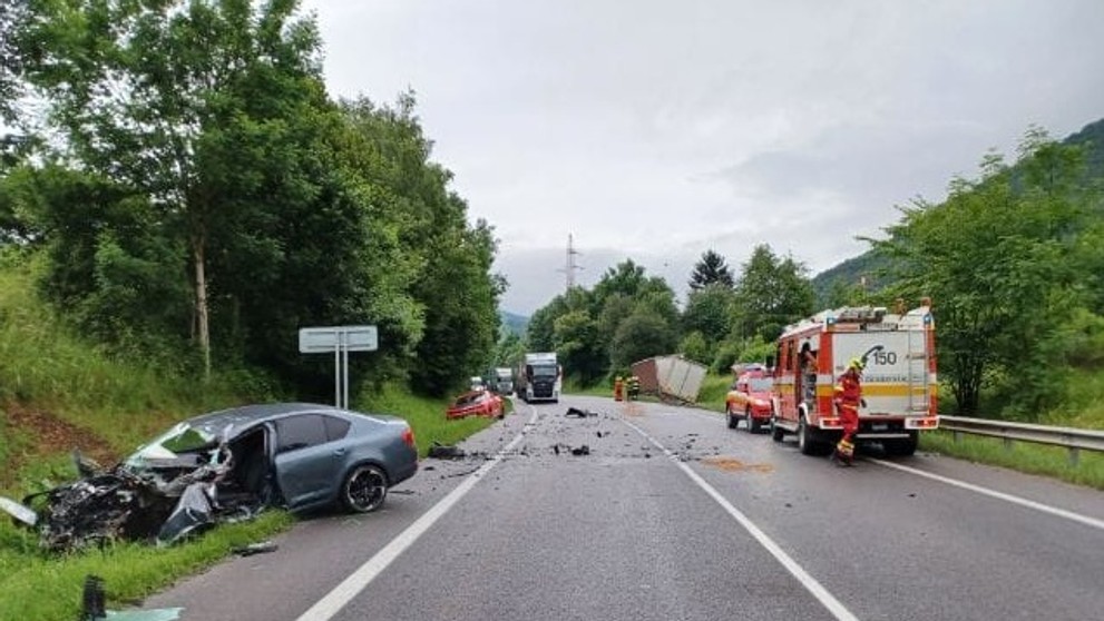 Nehoda kamiónu a dvoch áut na ceste medzi Vrútkami a Žilinou.