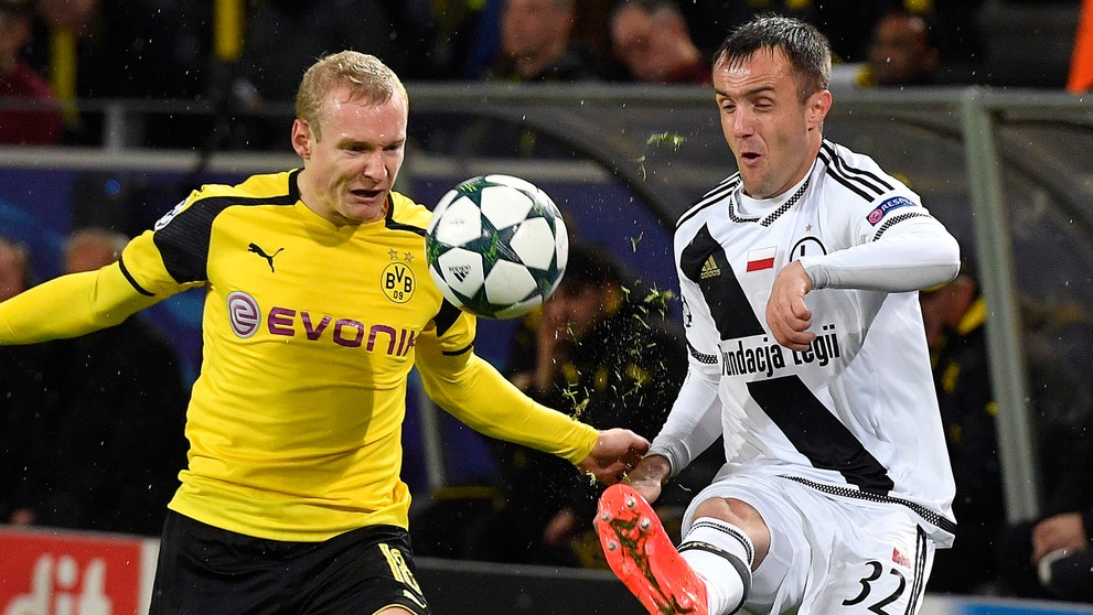 Sebastian Rode z Borussie Dortmund (vľavo) sa snaží získať loptu pred Miroslavom Radovičom z Legie Varšava v dueli LM.
