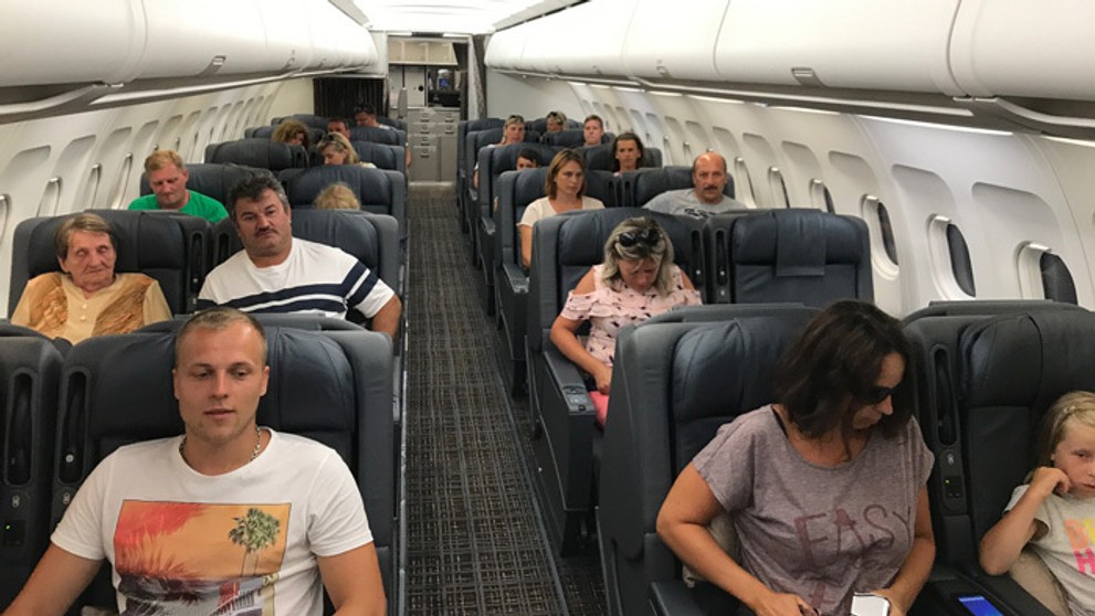 Dovolenkári vracajúci sa z Albánska vo vládnom špeciáli po tom, ako skrachovala ich cestovka.