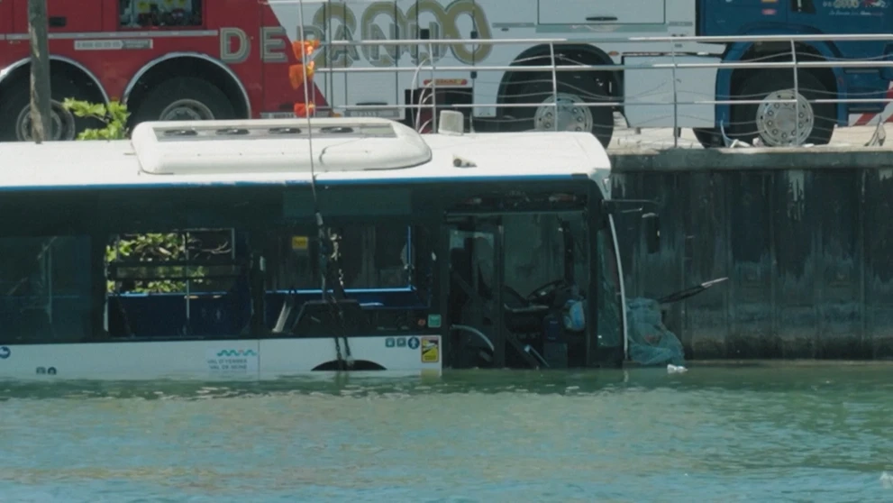 Autobus po nehode skončil v rieke.