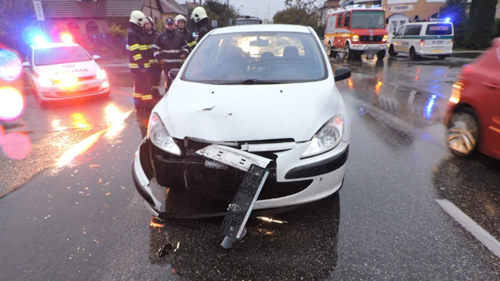 Predná časť auto, ktorým vodič zrazil dve dievčatá na priechode v Kolárove.