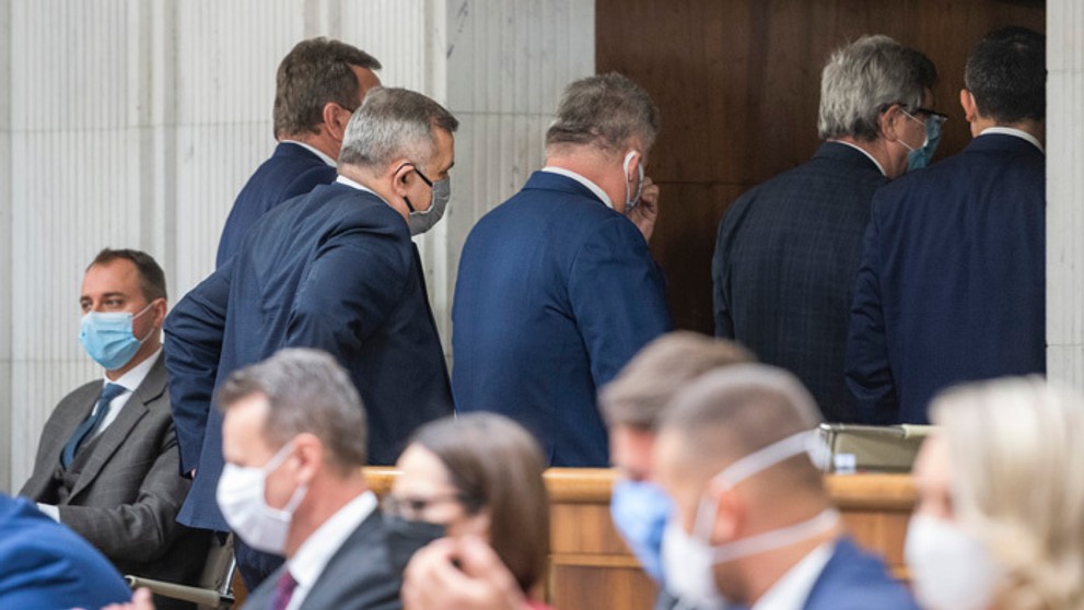 Poslanci za SMER-SD odchádzajú z rokovacej sály počas predstavovani programového vyhlásenia premiérom.