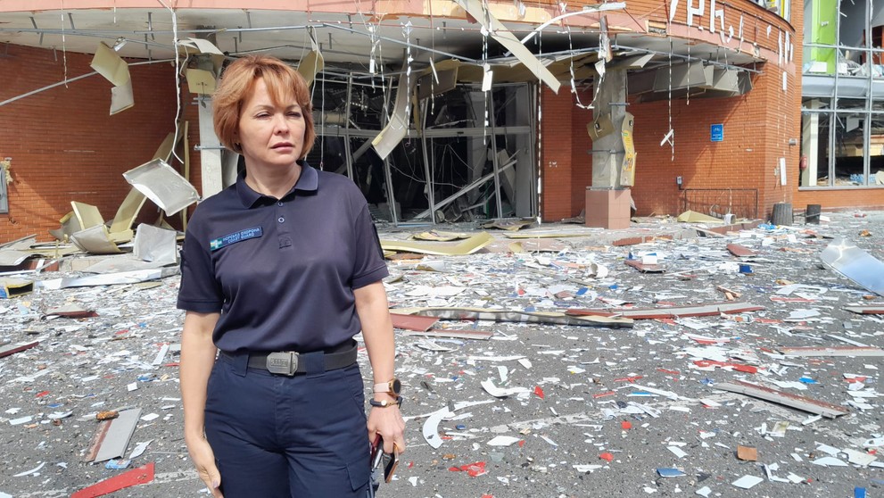 Hovorkyňa ukrajinského južného velenia Natalia Humeniuk pred budovou zničenou ruským ostreľovaním.