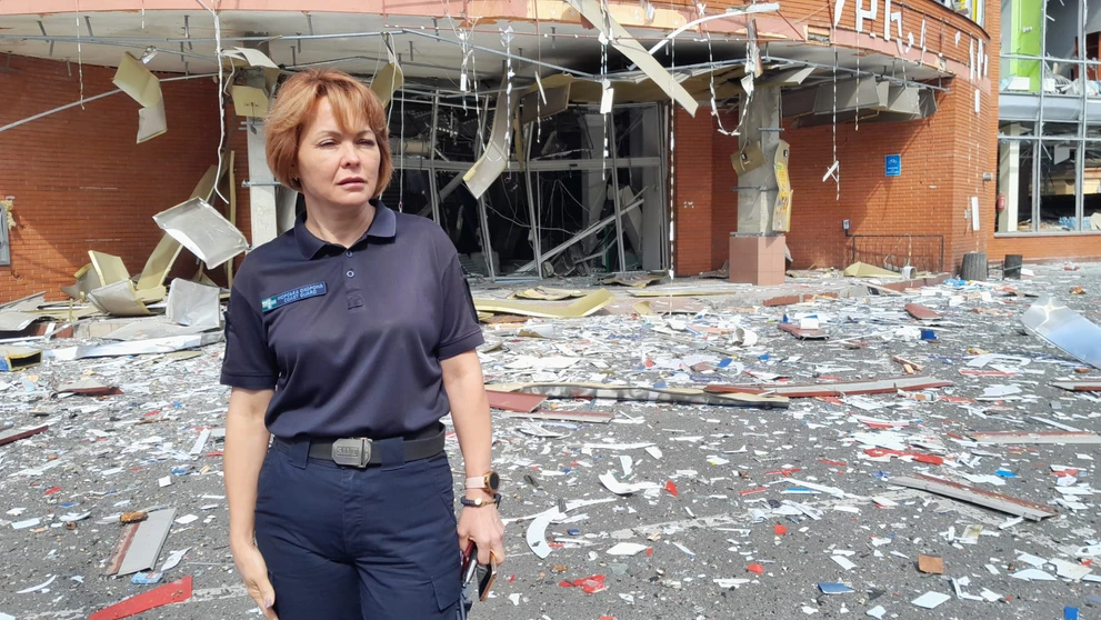Hovorkyňa ukrajinského južného velenia Natalia Humeniuk pred budovou zničenou ruským ostreľovaním.