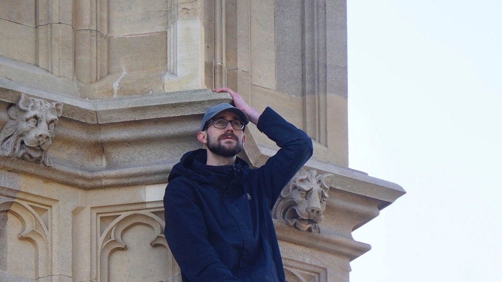 Muž s vlajkou na Big Bene