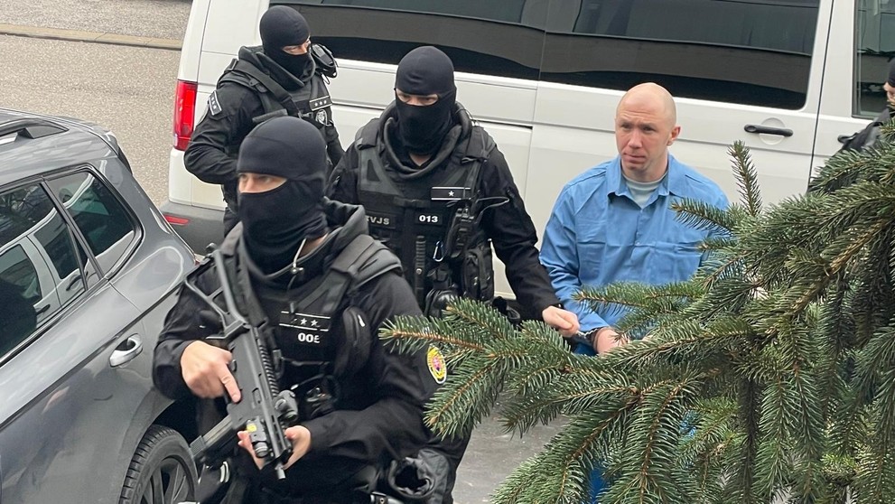 Eskorta priviezla Ľubomíra Behana na súd.