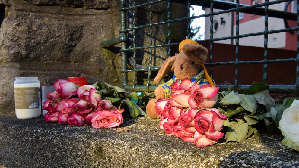 Ľudia pred veľvyslanectvo nosili aj kvety.